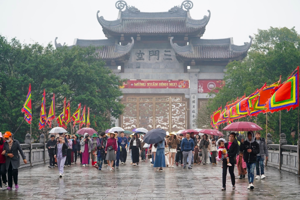 Cảnh quan thiên nhiên và yếu tố tâm linh hòa quyện tạo sức hút riêng cho du lịch Ninh Bình